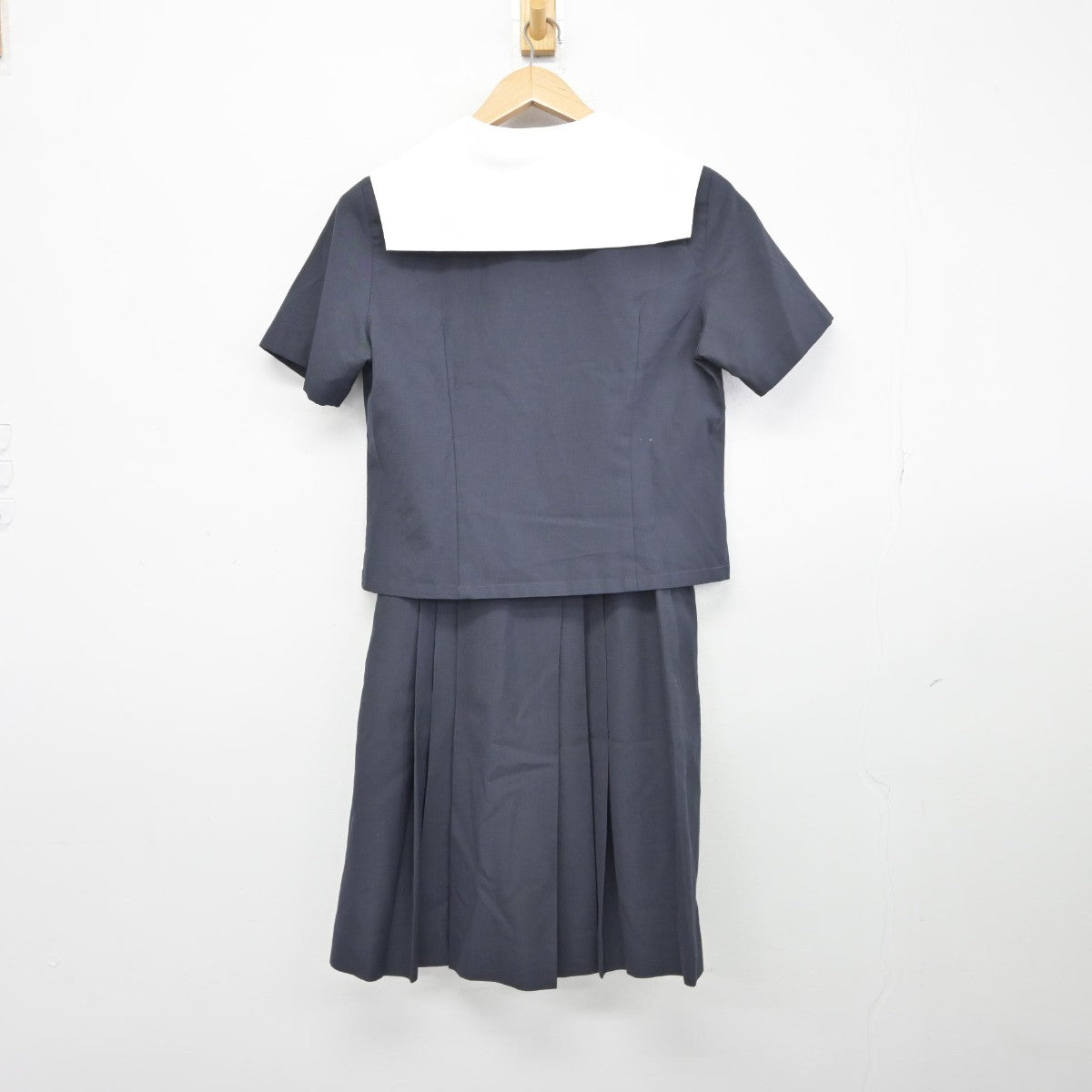 【中古】奈良県 聖心学園中等教育学校 女子制服 2点（セーラー服・スカート）sf039290