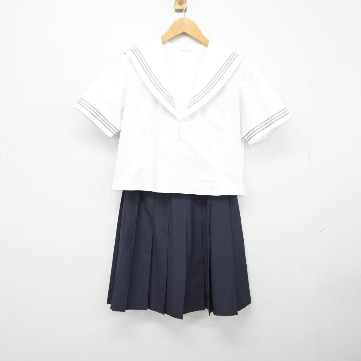 【中古】滋賀県 膳所高等学校 女子制服 2点（セーラー服・スカート）sf039309