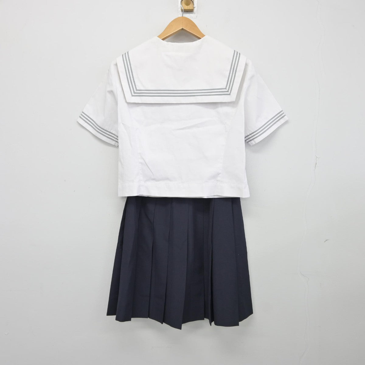 【中古】滋賀県 膳所高等学校 女子制服 2点（セーラー服・スカート）sf039309