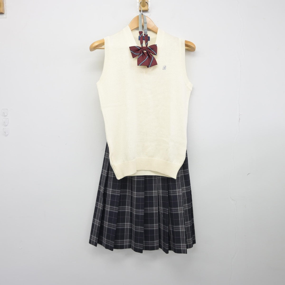 【中古】千葉県 麗澤中学・高等学校 女子制服 3点（ニットベスト・スカート）sf039321