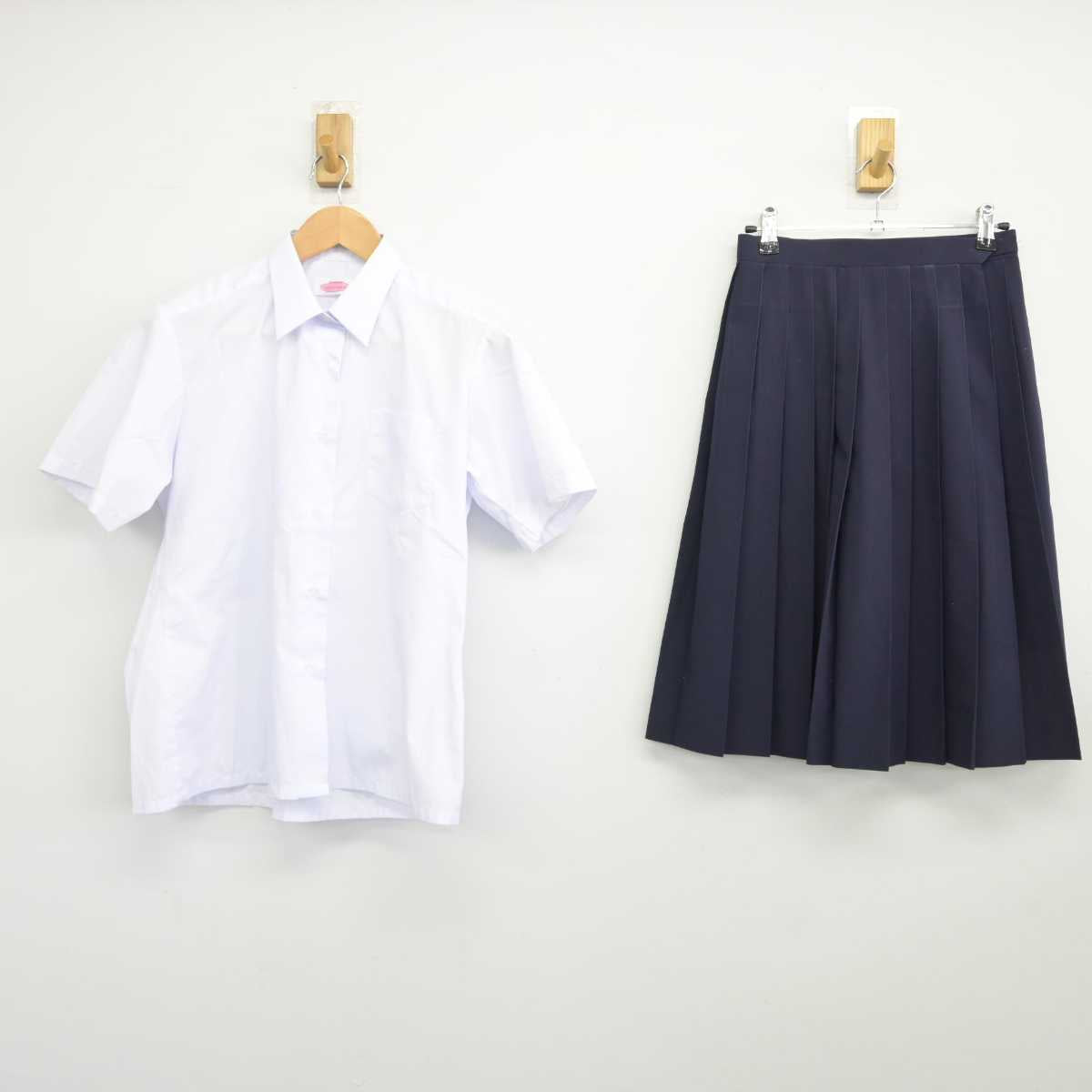 【中古】埼玉県 伊奈中学校 女子制服 2点（シャツ・スカート）sf039498